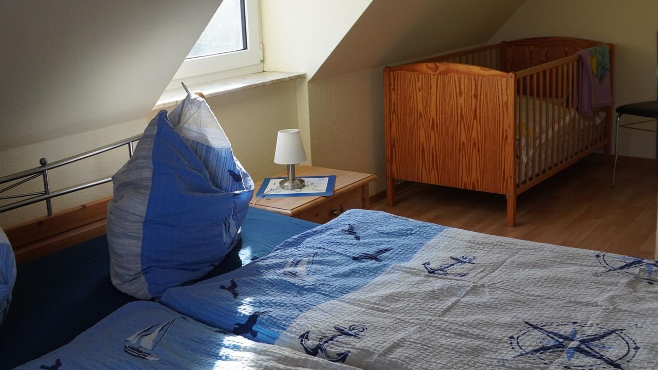 DZ1 mit Kinderbett und Sat-TV DZ1 mit Kinderbett und Sat-TV